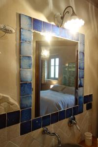 VignaleLocanda degli Ultimi的浴室设有镜子和床