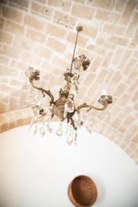 焦维纳佐Piazza Duomo - Medieval Puglia's House的吊灯挂在天花板上