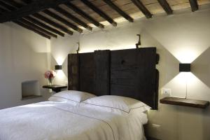维泰博波得雷德拉克乡村魅力酒店的卧室配有一张带两个枕头的大白色床
