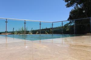因赫尼奥Villa Cantos Colorados的一个空的游泳池,有围栏和水