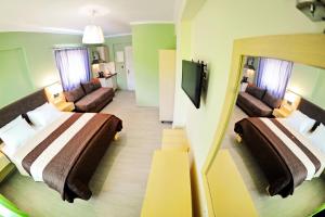 耶尼翁维利霍湾公寓的酒店客房,设有两张床和一张沙发