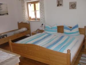 贝里斯泽尔Schönfeldjoch的一间卧室配有一张带蓝色枕头的大床