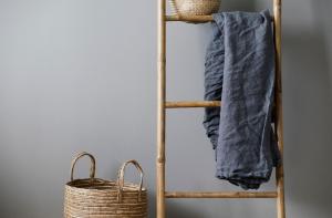 DonsöHotel Isbolaget的木梯,带毛巾和篮子