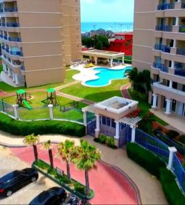 福塔莱萨Apartamento Praia do futuro Bech Village的享有带游泳池和大楼的度假村景色