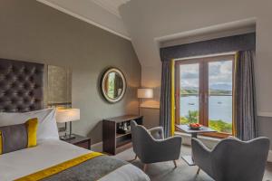 波特里翠廉山酒店的酒店客房设有一张床和一个大窗户