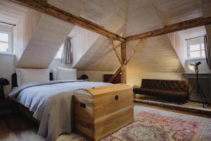 Monastery Garden Bistro & Rooms客房内的一张或多张床位