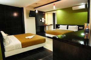 韦拉克鲁斯波托诺瓦酒店的酒店客房设有两张床和柜台。