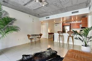 迈阿密Miami Midtown Luxury Apartment的一间带桌椅的客厅和一间厨房