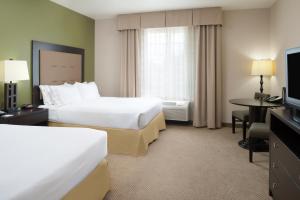 塞奎姆北塞科维姆智选假日酒店的酒店客房设有两张床和电视。