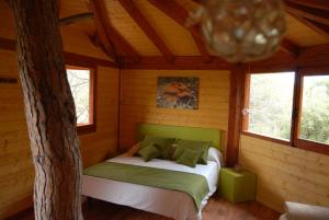 Canyamás多斯留斯豪华帐篷旅馆的小木屋内一间卧室,配有一张床