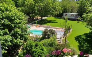 卢瓦尔河畔普伊La Pouillyzotte的享有带游泳池的大院子的空中景致