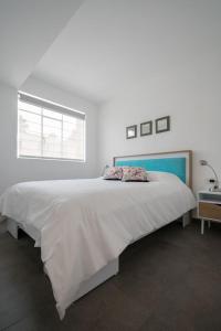 墨西哥城JUUB In the Heart of New Polanco (R4)的白色的卧室设有一张大床和一个窗户