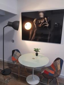 BabilafuenteSuite del Pecado的客房内的白色桌子、椅子和灯