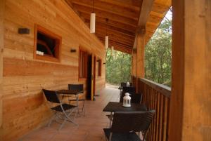 Canyamás多斯留斯豪华帐篷旅馆的木制甲板上配有桌椅的庭院