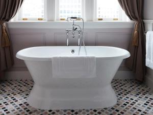 新奥尔良Maison de la Luz的带窗户的浴室内的白色浴缸