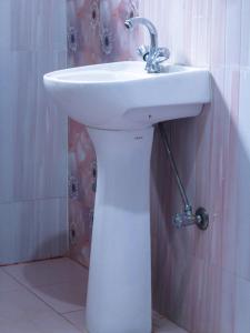 Bardiyā巴蒂亚丛林度假村的带淋浴的浴室内的白色水槽