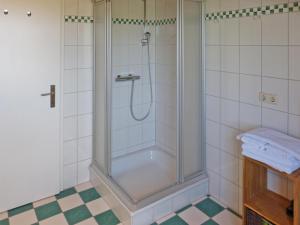 内贝尔Haus Nordlicht Ferienwohnung *Bi a Maln*的浴室里设有玻璃门淋浴