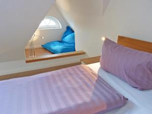 内贝尔Haus Nordlicht Ferienwohnung *Bi a Maln*的一间卧室配有一张带窗户和枕头的床