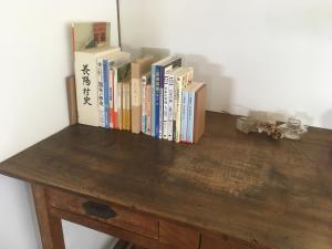 南阿苏村SOCKET的木桌边的一堆书