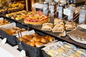 梅斯特崔托恩贝斯特韦斯特酒店的展示盒,包括各种糕点、面包和馅饼