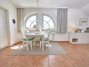 奥斯赛拜-塞林Haus Granitzblick - Apt. 18的一间配备有白色桌椅的用餐室