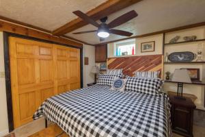 盐湖城Guest Suite at The Red House basement attached with private entrance的一间卧室配有一张床和吊扇
