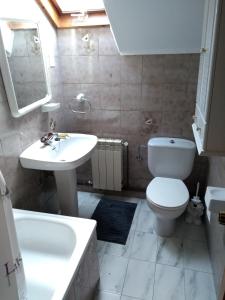 CaneroCasa Rosita的浴室配有白色水槽和卫生间。