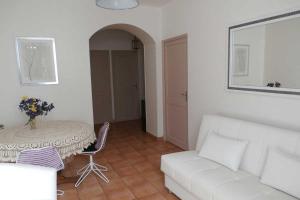 尼斯Appartement COSY的客厅配有白色的沙发和桌子
