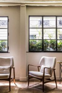 巴黎沃穆尔圣日耳曼酒店的一间空房间,配有两把椅子和窗户