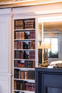巴黎沃穆尔圣日耳曼酒店的书架上书架上书架,书架旁边