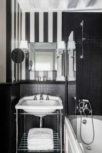 巴黎沃穆尔圣日耳曼酒店的一间带水槽、淋浴和镜子的浴室