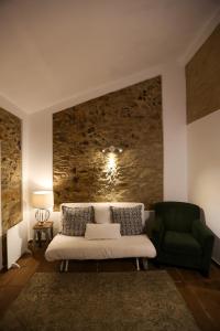 马尔旺Azeite de Marvão, Olivoturismo casa Mestre do Lagar的带沙发和绿色椅子的客厅