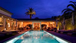 圣特罗佩前海酒店的夜间带游泳池的别墅