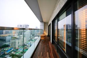 首尔首尔明洞索拉利亚西铁酒店的市景阳台