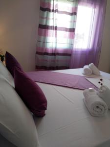 帕罗奇亚尼科莱塔客房酒店的一间卧室配有带毛巾的床和窗户。
