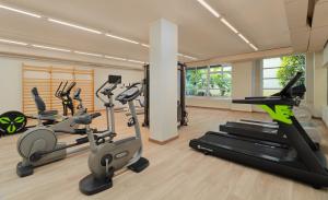 萨洛H10萨拉乌里斯皇宫酒店的健身房设有数台跑步机和健身自行车