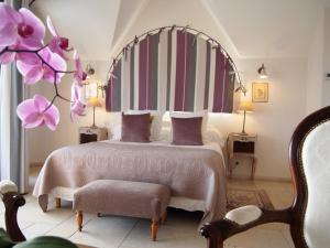 Grilly卢米埃尔日内瓦酒店的一间卧室配有一张大床和大镜子