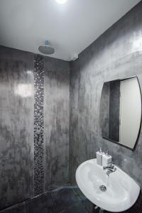华欣Hua Hin Lae I Aoon的一间带水槽、镜子和淋浴的浴室