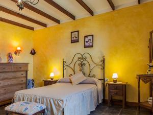 拉奥罗塔瓦Holiday Home Camino La Candelaria-1 by Interhome的一间拥有黄色墙壁的卧室和一张位于客房内的床