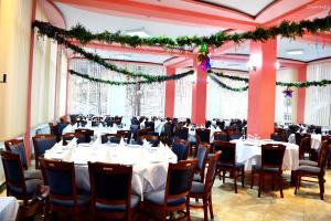 杜劳布拉杜尔酒店的宴会厅配有桌椅和圣诞装饰