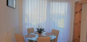 杜加雷萨Apartments Korana, BelajskePoljice的一间带桌椅和窗户的用餐室