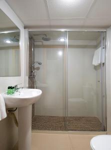 圣安东尼奥洛卡旅馆的一间带玻璃淋浴和水槽的浴室