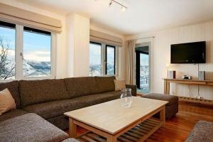 海姆瑟达尔斯卡斯诺腾公寓的客厅配有沙发和桌子