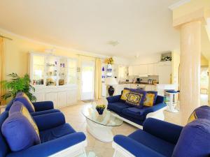 莫莱拉Villa Bombilla by Interhome的一间带蓝色沙发的客厅和一间厨房