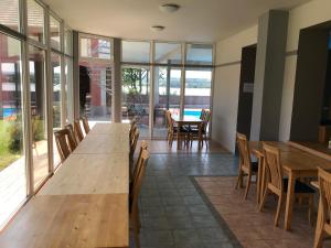 海布海滩公寓的一间带长桌和椅子的用餐室