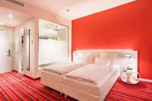 蒂伦广场城市酒店客房内的一张或多张床位