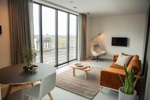 乌得勒支CREATIVE VALLEY NEST – Luxury Rooftop Apartments的客厅配有沙发和桌子