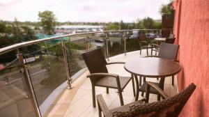 姆德尼擦文西机场酒店的阳台配有桌椅,享有街道的景色。