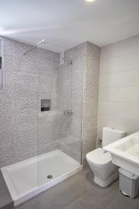 拉斯加莱塔斯Apartamento Sol y Mar的带淋浴、卫生间和盥洗盆的浴室