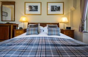 纳尔斯伯勒戈尔兹伯勒豪尔酒店的一间卧室配有一张带两个枕头和两个灯的床。
